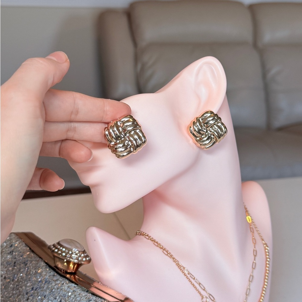 ⚜️ Elegant Gold Knot Earrings - Picture 7 of 9